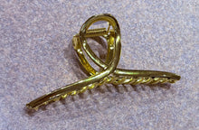 Load image into Gallery viewer, Gold Twist Clip
